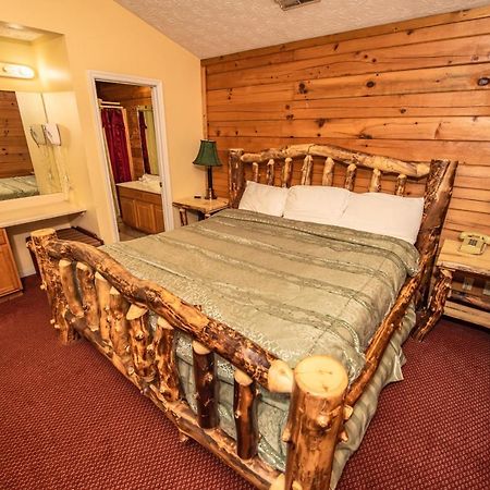 Cabin Close To Parkway Rd With River View Pigeon Forge Exterior foto