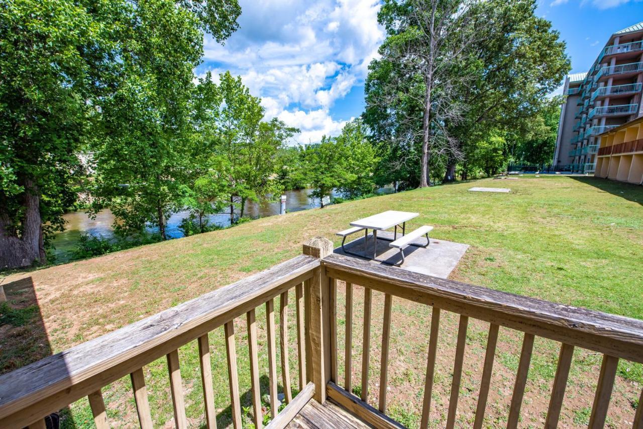 Cabin Close To Parkway Rd With River View Pigeon Forge Exterior foto